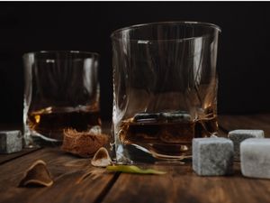vaso de whisky y piedras con 2 vasos de whisky y 8 piedras de whisky de granito cubos de hielo en caja de regalo de madera regalo para hombres papá Kollea Juego de regalo de piedras de whisky 